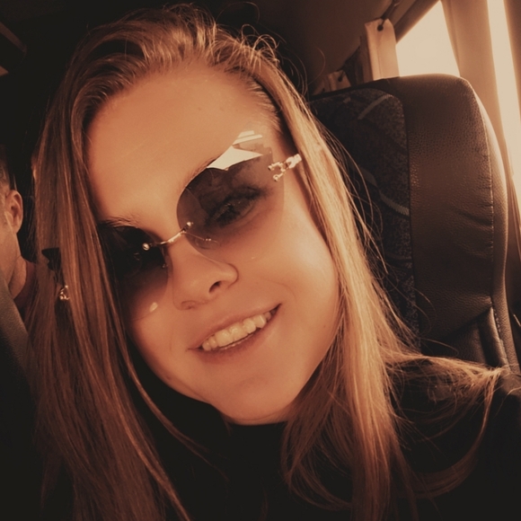 Meet your Posher, Trinity - Picture 1 of 1